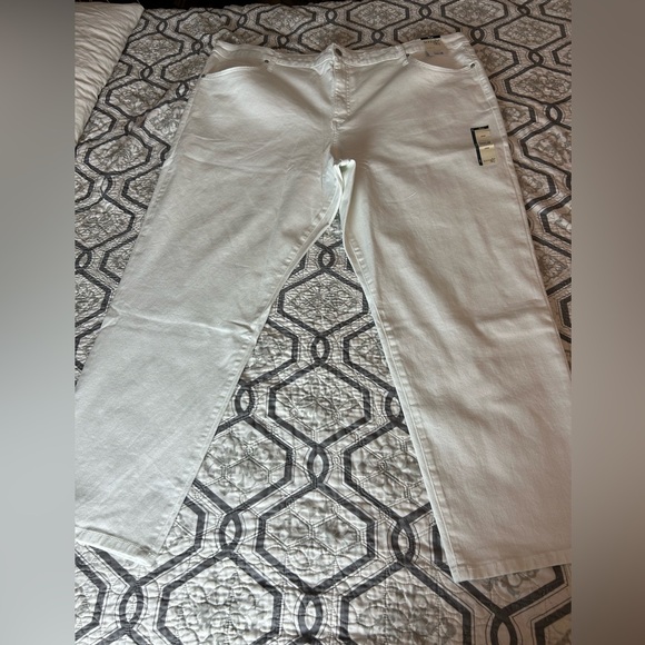 Terra & Sky Denim - Terra & Sky Women's Plus Size White Denim Straight Leg Jeans - Size 26W - NWT